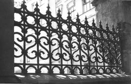 Чугунная ограда у дома Рафильзонов. Из архива ОКНИО.