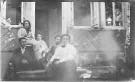 Семья Рафильзонов на даче на реке Иркут. 1904.  Фото из семейного архива Домбровских
