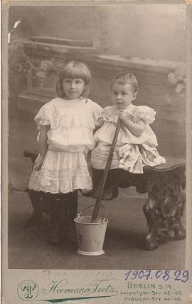 8. Женя и Валя. 1907.08.29. Берлин. Фото Hermann Tietz