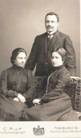 Авраам с сестрами Елизаветой и Розалией. 1902, декабрь. Германия, г. Фрайбург. Из семейного архива Домбровских