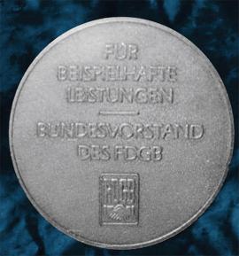В 1972 году на Берлинской международной фотовыставке В. П. Абламскому была присуждена серебряная медаль за серию снимков о Братске. Копия. Собрание автора
