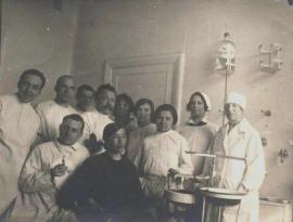 10. Софья Рафаиловна (крайняя справа) со студентами в университетской клинике. 1928. Иркутск. 