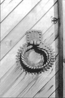 Дверное кольцо входной калитки. Фото И. Калининой. 1991 г.
