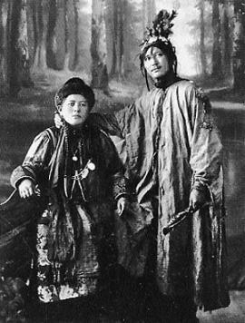 Муж и жена тувинцы, салонное фото начала XX века. Муж в шаманской шапочке и в шаманском костюме. Древние предки тувинцев, возможно, назвали Байкал Байкалом