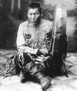 Бурят-шаман, бьющий в бубен. Фото конца XIX века. Возможно, в честь предка этого шамана и была названа река Шаманка