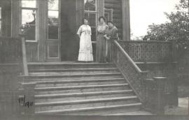 Жена и сестры А.Р.Рафильзона на даче в Сокольниках.  1911.  Из семейного архива Домбровских