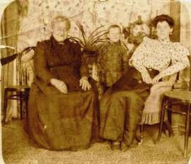 1902. Ефим с Анисьей Ароновной Гутерман и мамой Ольгой Яковлевной  Кофман. Иркутск.