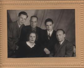 1953. Ефим Леонтьевич с женой Евгенией Яковлевной, братом Ильей и сыновьями Валерием и Сергеем. Москва