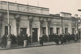 Кинотеатр "Гигант" с фигурами атлантов на фасаде, установленными в 1910. Снимок 1955 года