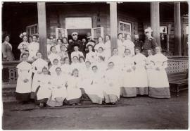 Группа воспитанниц Иркутского девичьего института с преподавательницами на крыльце дачи. 1900-1914