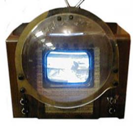 В 1949 году был создан первый электронный телевизор — легендарный КВН-49. Он был оснащен столь маленьким экраном, что для более-менее комфортного просмотра перед ним устанавливалась специальная линза, которую нужно было наполнять дистиллированной водой. Ох уж этот КВН! Старшее поколение с ностальгией вспоминает эти времена, когда и взрослые, и детвора собирались в домах счастливых обладателей телевизора и с замиранием сердца смотрели мультики. Этот телевизор собирал людей вместе, потом все долго обсуждали к
