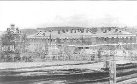 Александровская центральная каторжная тюрьма. Над правой частью крыла здания видна вывеска "Мастерские". Фото нач. XX в. ГАИО