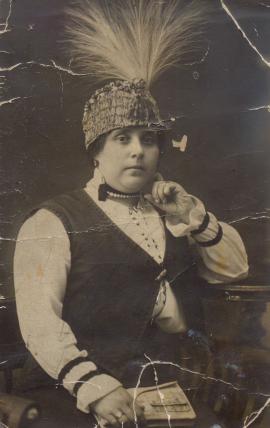 Кофман О.Я. в маскарадном костюме. Иркутск. Ок. 1916 г. Из семейного архива Кофман-Петуховой Л.А.