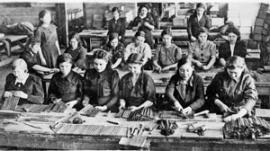 Женщины занимались производством фасонных прутков для бомб. За первые три года войны количество женщин на заводе увеличилось с 900 до 2700 человек