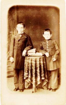 Домбровские братья Давид (12 лет, слева) и Иона (10 лет), гимназисты.1880.  Иркутск. Из семейного архива Домбровских