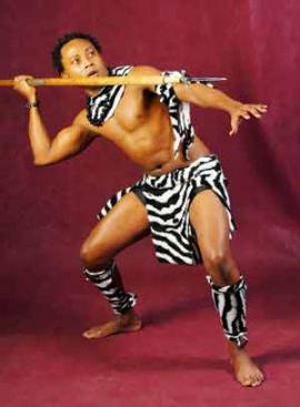 Яник Мандикос рассказал, что артисты используют танец, чтобы показать историю и традиции своего народа: колонизацию Африки французами, охоту на диких животных, ритуальные обряды. Больше всего зрителям нравится танец африканской любви, откровенный и страстный