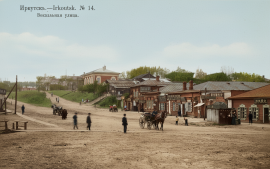 Глазковское предместье, 1913 год. Улица Кругобайкальская (ныне Терешковой), вид с  улицы Вокзальной (Челнокова). На правой стороне улицы — пять пивных, трактир «Америка» и пекарня. Открытка. Восстановленная копия с оригинала 1913 года