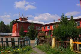 Здание средней школы села Малое Голоустное. Фото Сергея Игнатенко, 2015