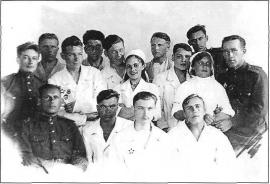 Медперсонал, раненые и военные, уезжающие на фронт. Госпиталь № 934 в Иркутске. Фото 1944-1945 гг.
