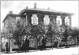 Вид со двора на дом, где находилась квартира И.И. Попова