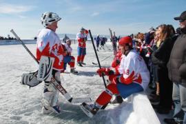 Владимир Мышкин и Валерий Каменский (слева направо) признались, что первый хоккейный матч на льду Байкала они запомнят навсегда