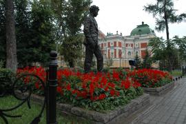 Памятник А.В. Вампилову в Иркутске