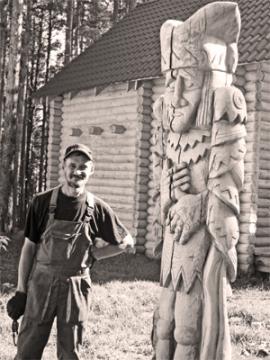 Ангарский скульптор Андрей Козлов и одна из работ, выполненных мастером 