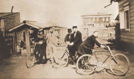Первые иркутские велосипедисты. Фото П.С.Жутеева. Конец XIX в.