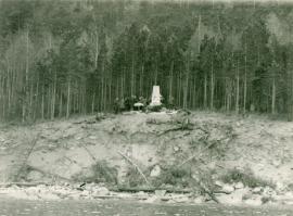 Памятник на месте гибели теплохода "Академик Шокальский" (мыс Красный Яр, октябрь 1983 года)