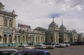 в каком году был построен иркутский жд вокзал. vszhd 1 2. в каком году был построен иркутский жд вокзал фото. в каком году был построен иркутский жд вокзал-vszhd 1 2. картинка в каком году был построен иркутский жд вокзал. картинка vszhd 1 2. На перроне первого иркутского железнодорожного вокзала. Платформа представляла собой дощатый настил. В первые годы ХХ века Великий Сибирский путь был еще однопутным: разойтись поезда могли только на станциях, где для этого устраивали два и более путей.