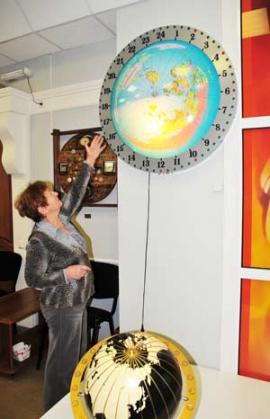 Экспонат музея : часы "Глобальное время". Их привезла автор — москвичка Эмилия Семеновна Бондарева