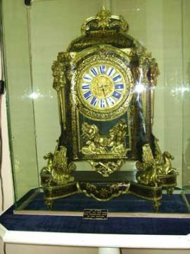 Экспонат музея: часы эпохи Людовика XIV, изготовленные в мастерской Варейна