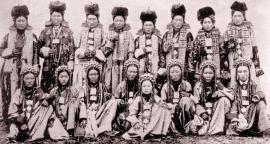 Группа буряток Селенгинского уезда в праздничных национальных костюмах, начало XX века